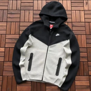 Nike Tech Fleece - svart/grå - Säljer ett helt nytt Nike Tech Fleece set i färgen svart/grå  – både byxor och kofta/tröja. Aldrig använt, lapparna sitter kvar. Superbekvämt material och perfekt passform. Originalpris var mycket högre, så passa på! Storlek: M,L finns Nypris: 2400 Mitt pris: 1700  Skicka gärna meddelande vid frågor! 