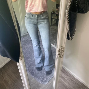 Ljusblå bootcut jeans - Ett par såå fina low waist bootcut jeans från lager 157 i modellen Lo Boot. Storleken är S full lenght🥰 säljer då de inte kommer till användning, endast använda en gång❤️