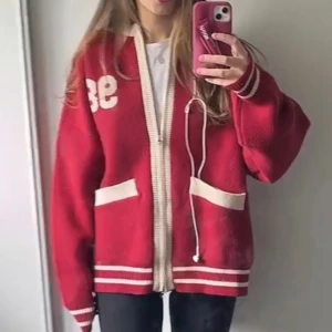 Intressekoll på edikted jacka ❤️ - Jätte snygg med prislapp avklippt, men kvar. Har inga defekter eftersom helt ny. Nypris 1200❤️🥹🥹🥹🥹går ner i pris vid snabb affär!  lägg bud ! Öppen för byten!!