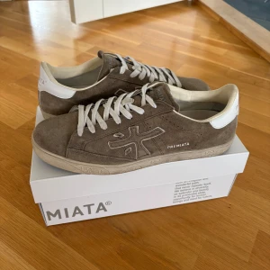 Premiata Steven 6221 - Tjena! Säljer mina Premiata Steven 6221 skor i storlek 45. Skorna är endast använda några enstaka gånger. 100% äkta, köpta från miinto.se för lite över 3000kr. Skorna skickas i originalförpackningen. Denna färg är slutsåld i hela Sverige så passa på!