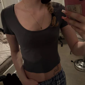 Mörkgrå cropped tshirt - Storlek S, mått finns på sista bilden💞 Finns inga defekter😇