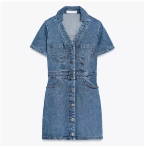 Kort jeansklänning med knappar - Populära Zara klänningen! Säljer pågrund av att jag köpte en för liten storlek, så att den är helt oanvänd och prislappen sitter fortfarande kvar 🥰 Hör av er vid fler frågor! 