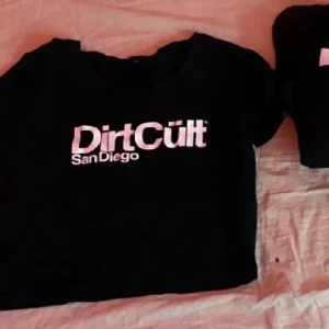 Svart DirtCult t-shirt San Diego - Svart t-shirt från DirtCult den är i väldigt fint skick då den är knappt använd 