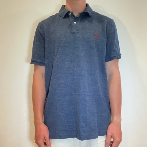 Blå Ralph Lauren Pike  - Blå Ralph lauren pike || Storlek L || Piken är i bra skick || Mitt pris 499kr || Modellen på bilden är 170cm och väger 62kg || Tveka inte på att höra av dig vid frågor eller funderingar 