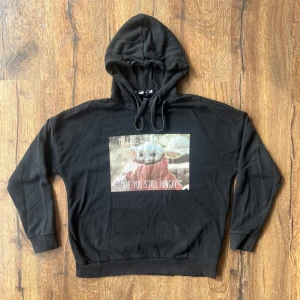Svart Star Wars hoodie med Baby Yoda - Svart hoodie från Star Wars med Baby Yoda-tryck och texten 'My face when people ask Are you still hungry?'. Välanvänd men inget jättetydligt slitage! 🚀☄️