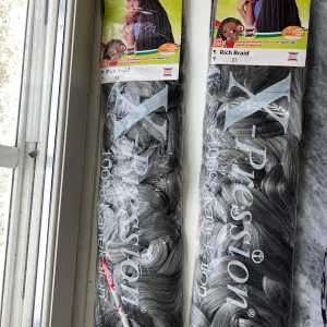 X-Pression Rich Braid hår (två stycken) - Säljer flera paket X-Pression Rich Braid i färg 51, perfekt för flätor och kreativa frisyrer. Håret är 100% kanekalon, supermjukt och lätt att jobba med. Färgen är en snygg mix av svart och silvergrå, vilket ger en cool och modern look. En för 69 kr
