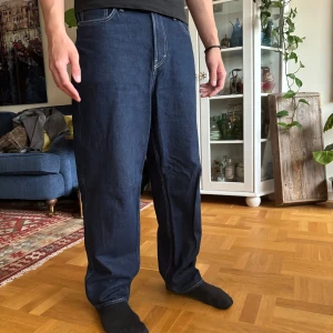 Loose fit jeans från H&M, mörkblå - Jag säljer mina H&M jeans. De sitter väldigt bra i midjan och blir ändå baggy. Extremt bra skick men priset kan diskuteras! Midjemåttet är 90 och benmåttet är 76