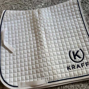 Dressyr Schabrak  - Snyggt dressyr schabrak som aldrig är använt, storlek full.