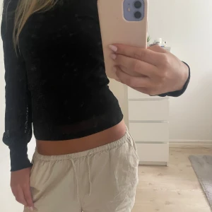 Glittrig topp - Jättefin glittrig topp ifrån Vero Moda/Vila. Bild 3 visar materialet. Perfekt för en uppklädd look och går att använda året om. Använd någon enstaka gång. Storlek Xs men passar även S💕 