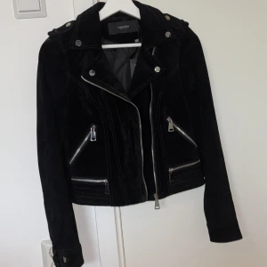 Bikerjacka i Mocka  - Helt ny oanvänd Biker jacka från Vero Moda. Taggarna finns kvar!