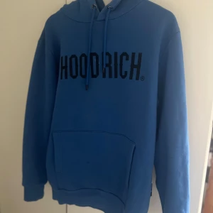 Hoodrich hoodie - Jätte najs blå Hoodrich hoodie i storlek M. Kommer ej till användning därav säljer jag!