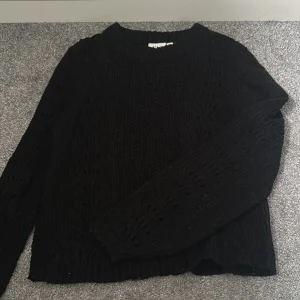 Stickad tröja  - Svart stickad tröja, med lite mönster