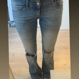Nelly Jeans  - Säljer nu mina jeans från nelly med hål på knäna, slutsålda på hemsidan!! passar mig bra som är 170