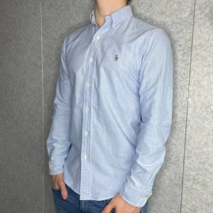 HELT NY || Ralph Lauren skjorta - Riktigt stilig Polo Ralph Lauren skjorta | Strl: S | Skick: 10/10 (Helt ny) | Modellen är 175, väger 71 | Nypris: ca 1700kr | Hör av er vid frågor och funderingar!
