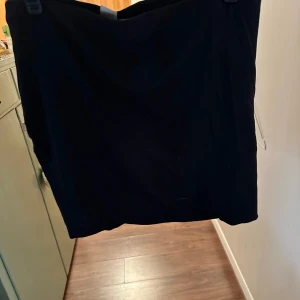 Svart kortkjol från Zara Basic - Enkel och stilren svart kortkjol från Zara Basic. Kjolen har rak passform och är perfekt för dig som gillar en clean look. Tillverkad i mjukt material som känns skönt mot huden. Lätt att matcha med både sneakers och boots.