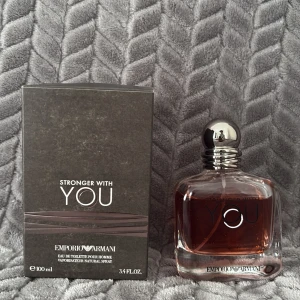 Emporio Armani Stronger With You 100ml - Emporio Armani Stronger With You är en herrparfym i en stilren, fyrkantig glasflaska med silverfärgad metallkork. Doften har en varm bärnstensfärgad vätska och flaskan rymmer 100 ml. Snygg och modern design med tydlig logga framtill.