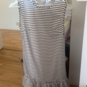 Fin sommar klänning - Super fin lös sommar klänning. Helt ny