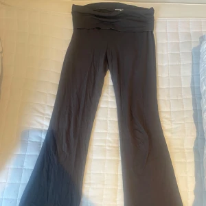 Mörkgråa bootcut yogabyxor - Mörkgråa yogabyxor från Gina,  mjukt och stretchigt material som sitter skönt på kroppen. Perfekta för chill eller yoga. Snygg och enkel design som funkar till det mesta. Lappen är bortklippt men storleken är xs/s. Priset går att diskuteras! 