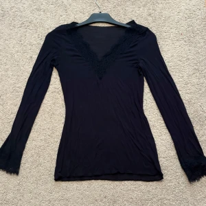 Mörkblå intimissimi - Säljer nu min mörkblåa intimissimi, då den knappt kommit till användning. Har ett litet hål som verkligen inte syns när man har på sig den. Storlek s, pris kan självklart diskuteras vid snabb affär💙