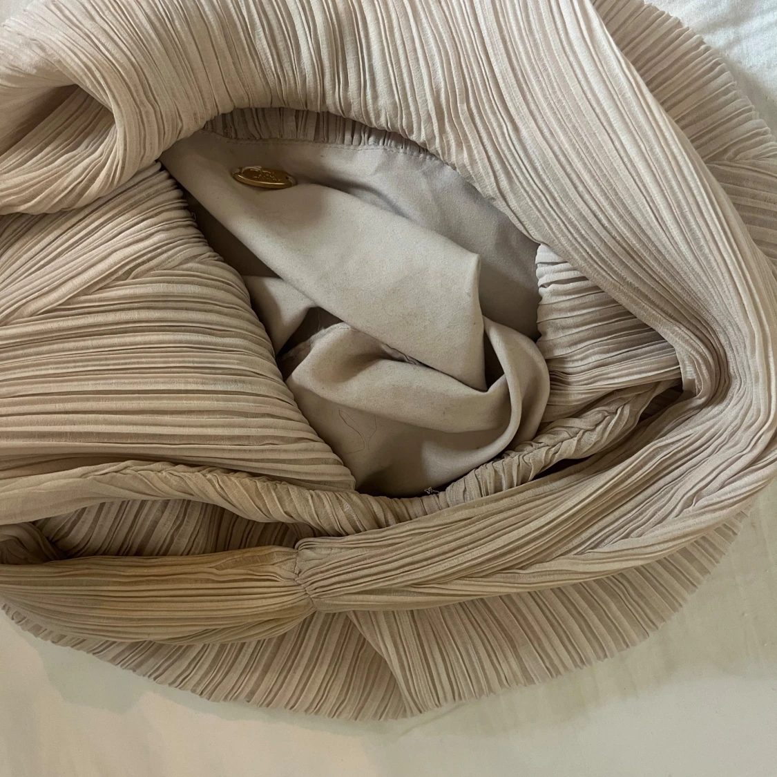 Beige plisserad axelväska - 3