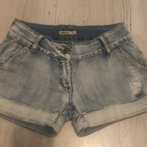 Low waist jeans shorts  - Säljer detta as snygga shorts som är lågmidjade❤️ OBS! Dom är kortare dom ser längrr ut på bilden men kort när dom är på❤️ Jag älskar dom men dom är för små för mig. Jag är väldigt osäker på stoleken (ser inte va de står) men skulle säga  S-M Skriv för mått🥰🫶🫶 Går såklart att diskutera priset vid snabb äffar😽