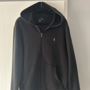 Svart hoodie från Polo Ralph Lauren - Svart hoodie från Polo Ralph Lauren. Nypris ca 2000kr. Storlek M men passar även S. Vid frågor eller funderingar hör av er!