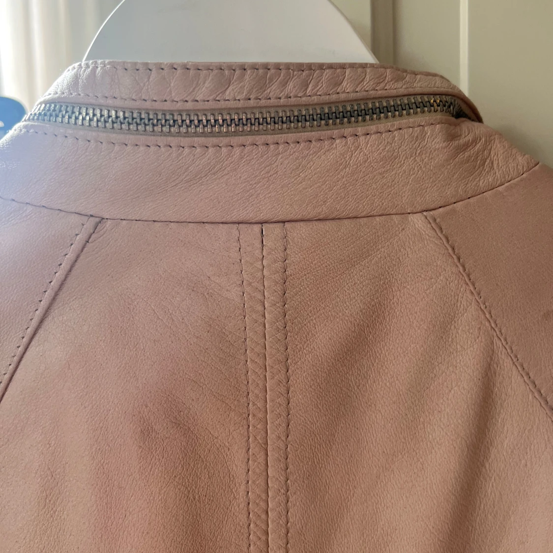 Ljusrosa skinnjacka med dragkedjor - 3