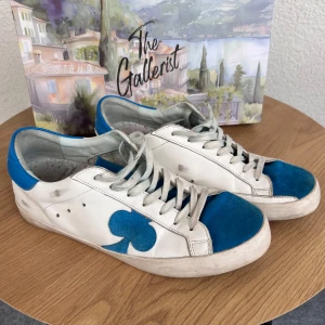 The Gallerist sneakers st.42 - Använda men i gott skick. Designen är ”slitna” märken, sitter på samma ställen på både vänster och höger sko. Finns en liten skråma på höger sko på baksidan. Finns inte att beställa dessa skor då dem görs i få exemplar. Storlek 42. Låda medföljer.
