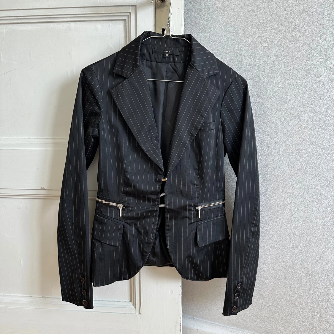 Pinstripe kavaj med metalldetaljer