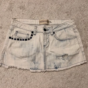 Vit jeanskjol med nitar från Bershka - Vit, blekt lågmidjad jeanskjol från Bershka med rå kant och slitningar. Dekorerad med svarta nitar vid fickan och klassiska jeansfickor både fram och bak. 🤗🤗