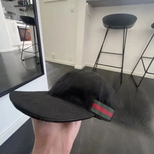 Svart Gucci keps med GG-mönster - Här är e! Gucci kepps i fint skick köpt i butik i Stockholm Gucci butiken på Östermalm” har alla tillbehör orginal och säljer den pgd av att jag byter stil och är knipa därför behöver precis 1100kr innan 4juli kan de blir billigare om snabbaffär 999kr 100 % äkta produkt inget annat då ej nöjd så skickar ja tillbaka      OBS…. Endast idag och innan 4juli fredag klockan 19:40