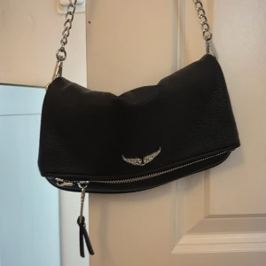 Svart zadig väska - Inte äkta, men så lik den kan bli. Finns både lång och kort kedja. Inga defekter, använd ca 3 gånger. Köpt för 700kr💛