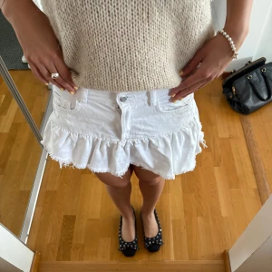 Vit jeanskjol - Supersöt vit jeanskjol med volanger!🌸Storlek xxs/32 - Skriv för mått eller fler bilder🥰