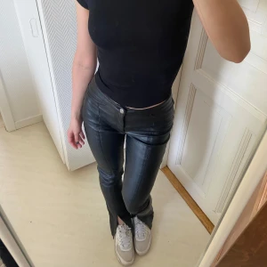 Skinnbyxor - Vet ej storlek men tror s, jag har xs-s och sitter bra på mig.   Skriv om du vill köpa annat på min sida så kan du få paketpris och slippa betala dubbelfrakt.