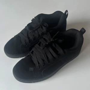 Svarta DC sneakers  - Nästan helt nya och knappast använda. Väldigt sköna.
