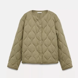 Quiltad beige jacka  - Snygg quiltad jacka i grönbeige, använd ett fåtal gånger 