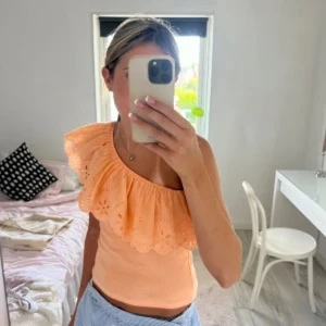 Persikofärgad oneshoulder topp - Säljer denna söta topp från Zara som e perfekt nu till sommaren💕lånad bild men skriv för egna💕