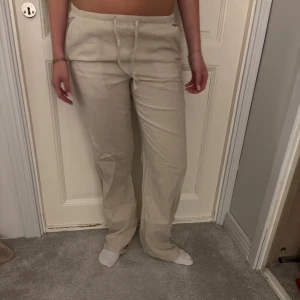 Beiga linnebyxor med snörning - Säljer denna fina linnebyxor som är perfekta till sommaren ifrån Gina tricot, i storlek 158/164 som jag säljer för att jag aldrig har använt dom då jag har ett par andra!