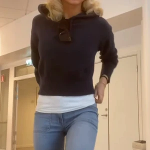 Mörkblå stickad hoodie  - Mysig mörkblå stickad hoodie med huva. Har bara använt några enstaka gånger så i mycket bra skick! Hör av er om frågor eller om fler bilder !