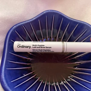 The Ordinary Lash and Brow Serum - Multi-Peptide Lash and Brow Serum från The Ordinary i en vit tub. Perfekt för dig som vill boosta både fransar och bryn med peptider. Enkel att applicera med smidig applikator och stilren design. Helt ny aldrig använd 