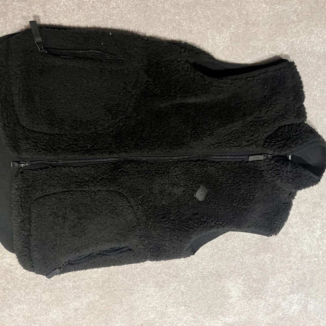 Svart fleeceväst från J.Lindeberg