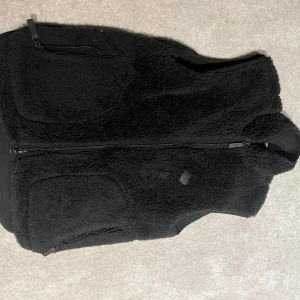 Svart fleeceväst från J.Lindeberg - Säljer en svart fleeceväst från J.Lindeberg i storlek XS. Passar 160-170 perfekt, hör av er om minsta fundering💫