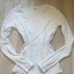 Söt Ribbbad tröja Brandy Melville - Jag säljer denna vita ribbade tröjan som är från brandy melville jag har inte använt så mycket och den är i väldigt bra sick pris kan diskuteras❤️