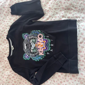  Kenzo sweatshirt - Svart sweatshirt från Kenzo med ikonisk tigerbrodyr i flera färger på bröstet. Endast använt fåtal gånger, nypris 2300kr