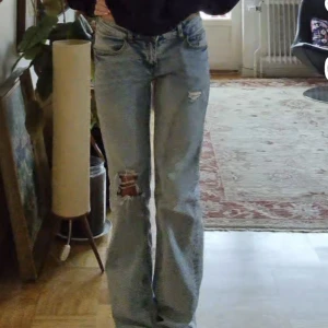 Ljusblå jeans med slitningar - Sjukt snygga, liknar dem från free people💘💘 färgen är lite ljusare i verkligheten!