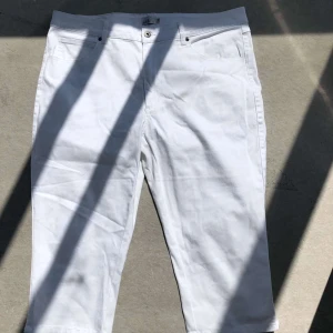 Vita croppade jeans från Isolde - Snygga vita jeans från Isolde i croppad modell. Klassisk femficksdesign med knapp och dragkedja framtill. Perfekta till sneakers eller sandaler för en fräsch look. Materialet är mjukt och skönt bomullstyg.