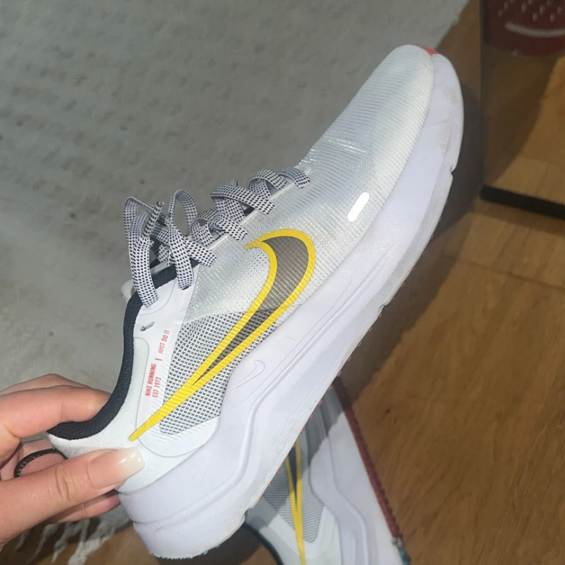 Nike vita sneakers med gul swoosh