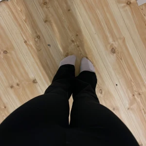 Svarta Perfect Jeans i bootcut - Svarta jeans från Perfect Jeans i storlek S. Modellen har bootcut-ben och sitter tajt över låren med en snygg utsvängning nertill. Jeansen är stretchiga och bekväma, perfekta för en trendig look.