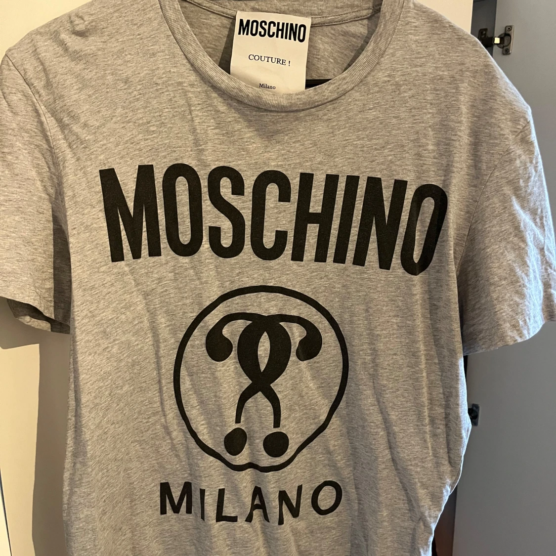 Grå Moschino Milano t-shirt