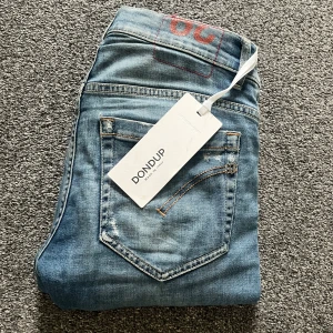Dondup - Snygga blå jeans från Dondup med slitningar. Ny pris 3099kr.